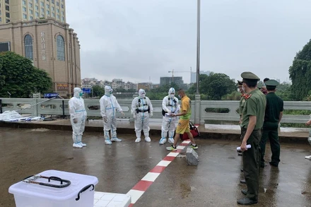 Lực lượng chức năng của Quảng Ninh tổ chức bàn giao 2 đối tượng người Trung Quốc nhập cảnh trái phép cho Công an Trung Quốc.