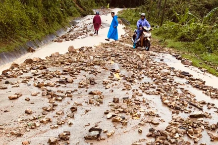 Tuyến quốc lộ 40B đoạn qua xã Tiên Hiệp (Tiên Phước) bị sạt lở sau bão số 4.