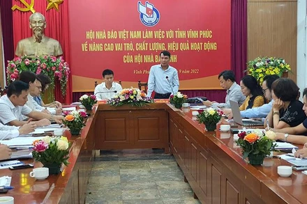 Phó Chủ tịch Thường trực Hội Nhà báo Việt Nam Nguyễn Đức Lợi phát biểu ý kiến tại buổi làm việc. 