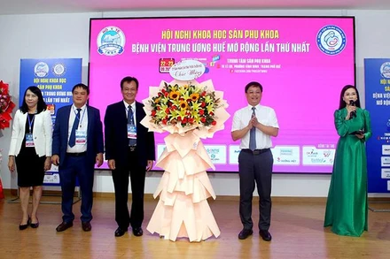 Phó Chủ tịch Thường trực UBND tỉnh Thừa Thiên Huế Nguyễn Thanh Bình tặng hoa chúc mừng hội nghị.