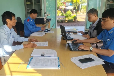 Đoàn công tác Sở Giao thông vận tải tỉnh Gia Lai kiểm tra hồ sơ lưu trữ tại Trường cao đẳng Gia Lai.