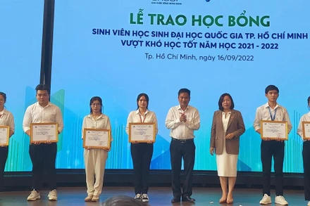Sinh viên, học sinh Đại học Quốc gia Thành phố Hồ Chí Minh vượt khó, học tốt năm học 2021-2022 nhận học bổng. 