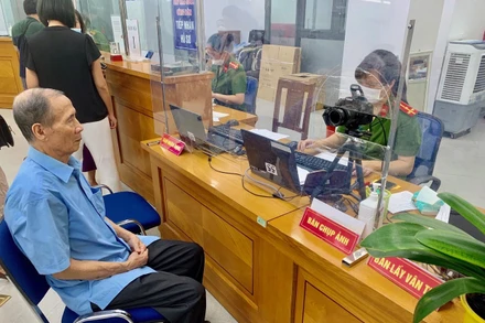 Đối với người già, sức khỏe yếu, khó khăn trong việc đi lại, Công an quận Hoàn Kiếm đều có phương án hỗ trợ để người dân có thể làm thủ tục cấp căn cước công dân gắn chíp.