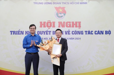 Đồng chí Bùi Quang Huy, Bí thư thứ Nhất Trung ương Đoàn trao Quyết định bổ nhiệm nhà báo Phùng Công Sưởng làm Tổng Biên tập Báo Tiền Phong. (Ảnh: Hồng Vĩnh)