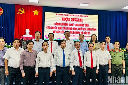 Ban Thường vụ Tỉnh ủy Bạc Liêu chụp ảnh lưu niệm với các đồng chí lãnh đạo tỉnh xin nghỉ hưu trước tuổi đợt đầu năm 2205. Ảnh: TRỌNG DUY