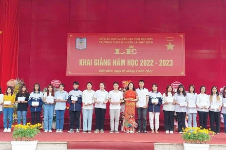 Trường THPT chuyên Lê Quý Đôn tỉnh Điện Biên khen thưởng học sinh đạt điểm cao trong kỳ thi tốt nghiệp THPT vừa qua.