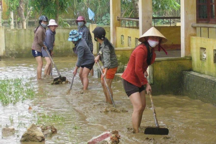 Giáo viên các trường học ở huyện Lệ Thủy dọn bùn, vệ sinh trường lớp để học sinh đi học trở lại.