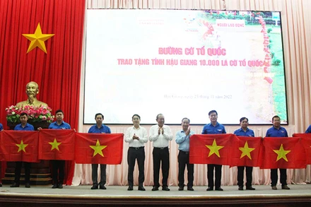 Tặng cờ Tổ quốc.