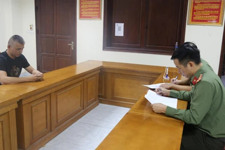 Đối tượng Chen Jian Fu tại cơ quan điều tra.