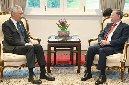 Tổng Bí thư Tô Lâm gặp nguyên Thủ tướng Singapore, Bộ trưởng cao cấp Lý Hiển Long. (Ảnh: Thống Nhất/TTXVN)