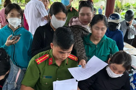 Lực lượng Công an huyện Thống Nhất hướng dẫn người dân trình báo.