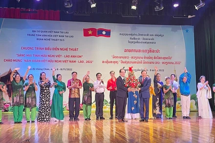 Đại sứ Nguyễn Bá Hùng tặng hoa cho các nghệ sĩ tại buổi biểu diễn. 