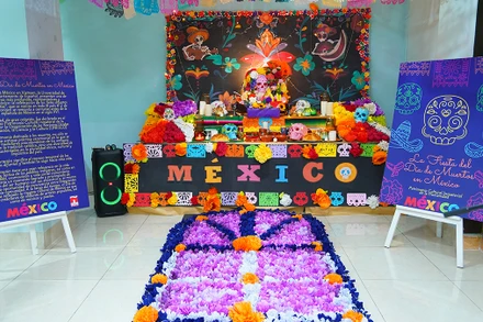 Bàn trưng bày trong lễ hội “Ngày dành cho người đã khuất” do sinh viên Khoa tiếng Tây Ban Nha, trường Đại học Hà Nội, thực hiện.