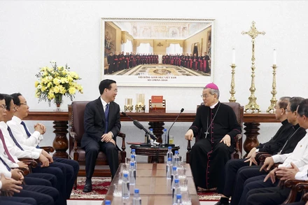 Chủ tịch nước Võ Văn Thưởng thăm và làm việc với Hội đồng Giám mục Việt Nam. (Ảnh: TTXVN)