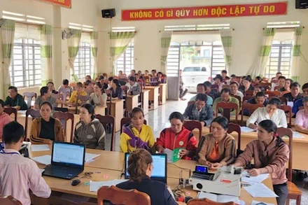 Một buổi giao dịch tại Điểm giao dịch xã của Ngân hàng Chính sách xã hội tỉnh Gia Lai.