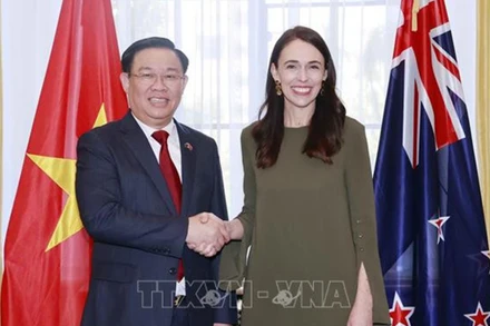 Chủ tịch Quốc hội Vương Đình Huệ hội kiến Thủ tướng New Zealand Jacinda Ardern. (Ảnh: TTXVN)