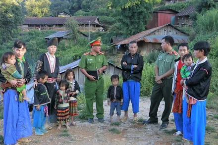 Công an tỉnh Lai Châu tuyên truyền về pháp luật cho đồng bào dân tộc thiểu số tại các xóm bản.