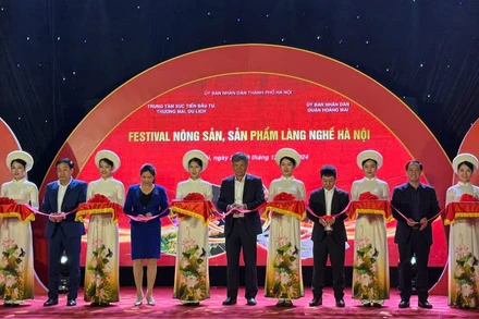 Các đại biểu thực hiện nghi thức khai mạc sự kiện.