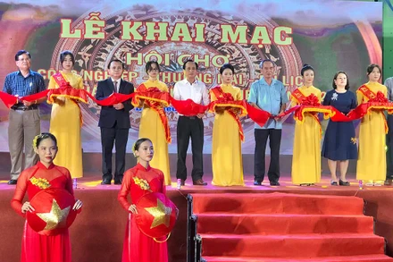 Cắt băng khai mạc Hội chợ tại Bạc Liêu.