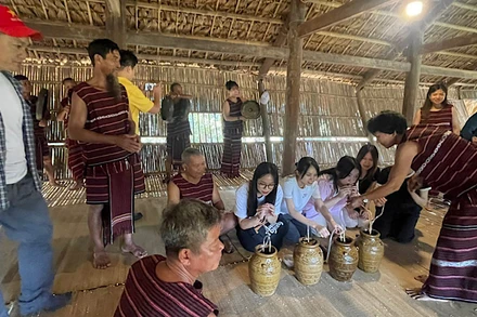 Trải nghiệm uống rượu cần cùng đồng bào.