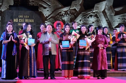 Lãnh đạo tỉnh tặng hoa cho thí sinh đoạt các danh hiệu trong phần trình diễn áo dài.