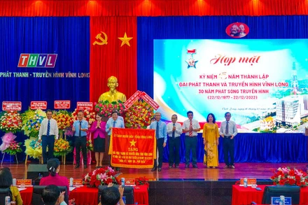 Đài Phát thanh và Truyền hình Vĩnh Long đón nhận cờ của UBND tỉnh Vĩnh Long. 