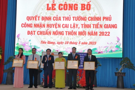 Lãnh đạo Ủy ban nhân dân tỉnh Tiền Giang trao Bằng khen cho các cá nhân có nhiều đóng góp trong quá trình xây dựng nông thôn mới.
