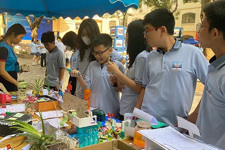 Các em học sinh hào hứng trải nghiệm các dự án công nghệ mẫu tại buổi lễ.