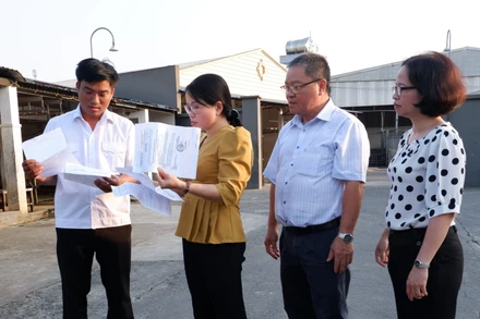 Lãnh đạo Sở Nông nghiệp và Phát triển nông thôn Long An kiểm tra giấy tờ kiểm dịch vận chuyển sản phẩm động vật tại cơ sở của ông Nguyễn Hữu Ân, xã Đức Lập Thượng, huyện Đức Hòa (tỉnh Long An). 