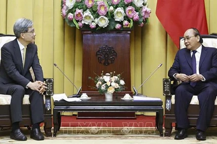 Chủ tịch nước Nguyễn Xuân Phúc tiếp Bộ trưởng Quản lý Tòa án quốc gia, Tòa án tối cao Hàn Quốc Kim Sang-Hwan. (Ảnh: TTXVN)