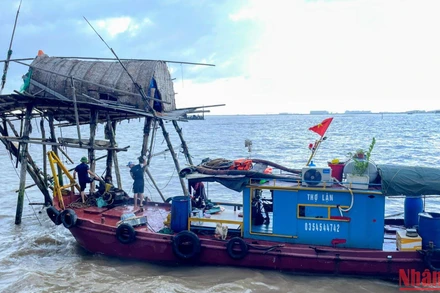 Các lực lượng chức năng của quận Hải An tháo dỡ chòi canh ngao trên biển sáng 8/9.