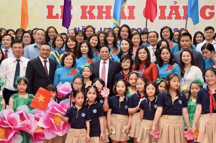 Thủ tướng Phạm Minh Chính và thầy cô giáo Trường tiểu học Đoàn Thị Điểm tại lễ khai giảng.