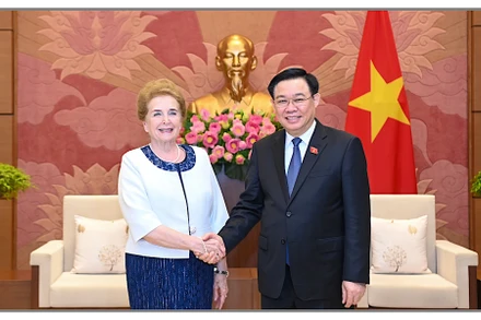 Chủ tịch Quốc hội Vương Đình Huệ và Phó Chủ tịch thứ nhất Quốc hội Hungary Márta Mátrai. (Ảnh: DUY LINH)