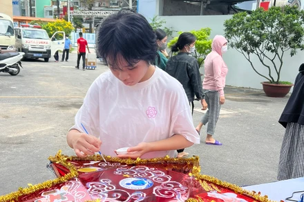 Bệnh nhân nhi tại Bệnh viện Nhi Đồng 1 tham gia chuẩn bị đèn lồng Trung thu.