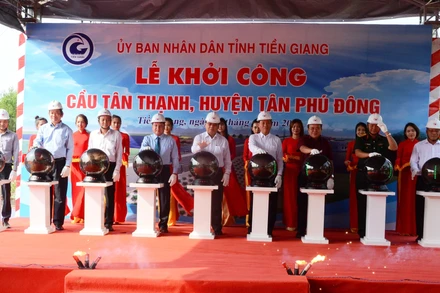 Nghi lễ khởi công cầu Tân Thạnh, huyện Tân Phú Đông (Tiền Giang).