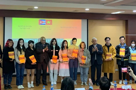 Tác giả Vũ Văn Âu và Đại sứ Cuba tại Việt Nam Orlando Nicolás Hernández Guillén trao tặng Từ điển Việt-Tây Ban Nha cho các sinh viên khoa tiếng Tây Ban Nha của trường Đại học Hà Nội.