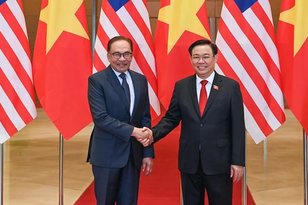 Chủ tịch Quốc hội Vương Đình Huệ và Thủ tướng Malaysia Anwar Ibrahim tại buổi tiếp. (Ảnh: DUY LINH)