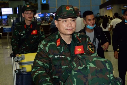 Đoàn Quân đội nhân dân Việt Nam trước giờ lên đường làm nhiệm vụ.