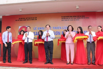 Thứ trưởng Bộ Văn hóa, Thể thao và Du lịch Tạ Quang Đông và các đại biểu cắt băng khai mạc triển lãm.