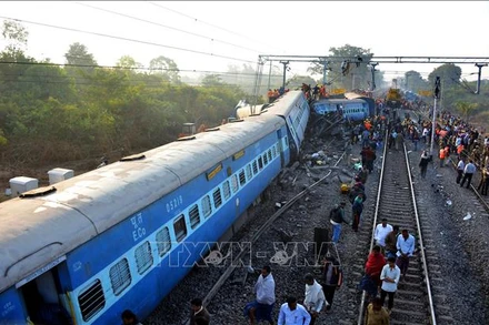 Lực lượng cứu hộ làm nhiệm vụ tại hiện trường vụ tai nạn tàu hỏa gần Kuneru, bang Andhra Pradesh (Ấn Độ). (Ảnh tư liệu: AFP/TTXVN)
