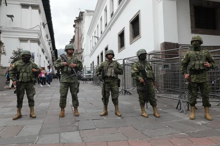 Binh sĩ Ecuador tuần tra tại Quito ngày 9/1/2024. (Ảnh: THX/TTXVN)