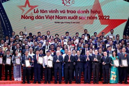 Trao danh hiệu 100 tấm gương “Nông dân Việt Nam xuất sắc” năm 2022. (Ảnh: Thống Nhất/TTXVN)