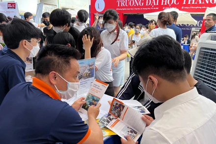 Học sinh đến tìm hiểu thông tin tuyển sinh tại gian tư vấn Trường đại học Phenikaa.