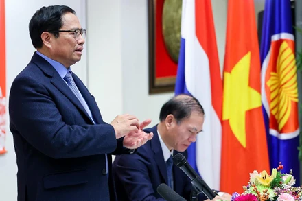 Thủ tướng Phạm Minh Chính gặp gỡ, nói chuyện với cán bộ, nhân viên Đại sứ quán Việt Nam, bà con cộng đồng người Việt Nam tại Hà Lan.