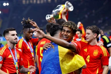 Các cầu thủ Tây Ban Nha ăn mừng cùng chiếc cúp vô địch EURO 2024. (Ảnh: Reuters)