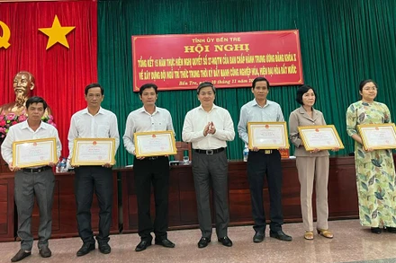 Bí thư Tỉnh ủy Bến Tre Lê Đức Thọ trao Bằng khen cho các tập thể có thành tích xuất sắc trong thực hiện Nghị quyết số 27.