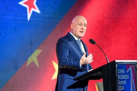 Thủ tướng New Zealand Christopher Luxon phát biểu tại một hội nghị. (Ảnh: THX/TTXVN)