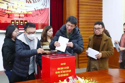 Đại diện phóng viên các cơ quan thông tấn báo chí bỏ phiếu bình chọn.