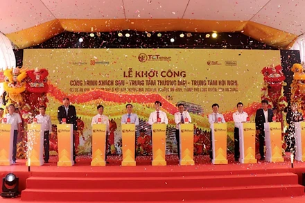 Các đại biểu thực hiện nghi lễ khởi công công trình Khách sạn-Trung tâm thương mại-Trung tâm hội nghị.