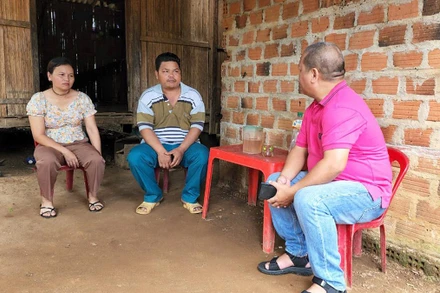 Vợ chồng anh A Miên trao đổi với phóng viên việc bị đối tượng Hồ Phước Nguyên lừa.